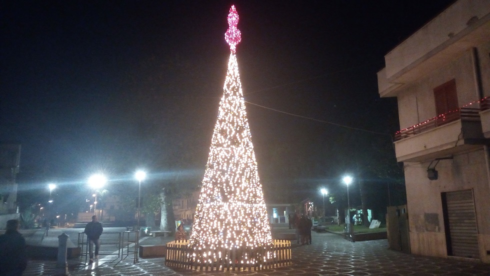 Brusciano, si accende l'albero in piazza. Il Sindaco:  scesa la magia del Natale!